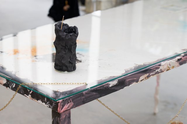 Gaëlle Choisne, {Altar} (detail), 2018. Plaster, pigments, glass, iron, ceramics, epoxy resin, ephemeral tattoos. Produced by Bétonsalon – Center for Art and Research, Paris. Image credit © Aurélien Mole.